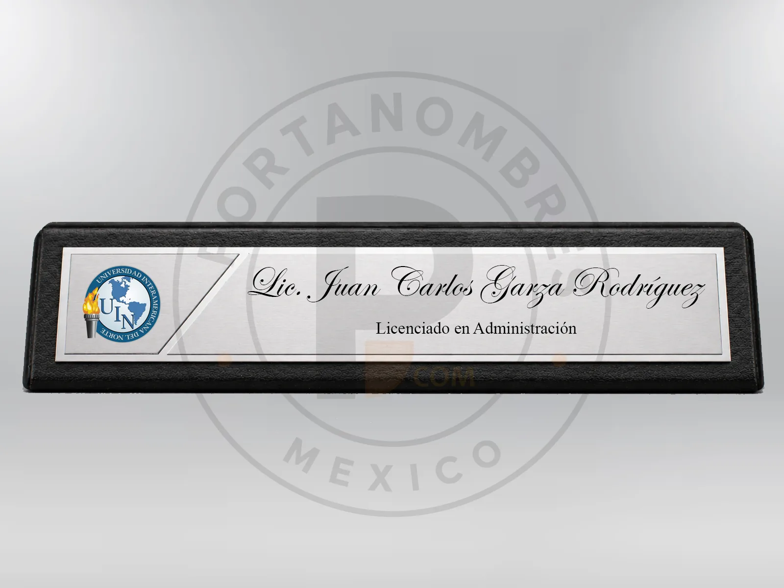 Portanombre personalizado con corte lateral para logotipo
