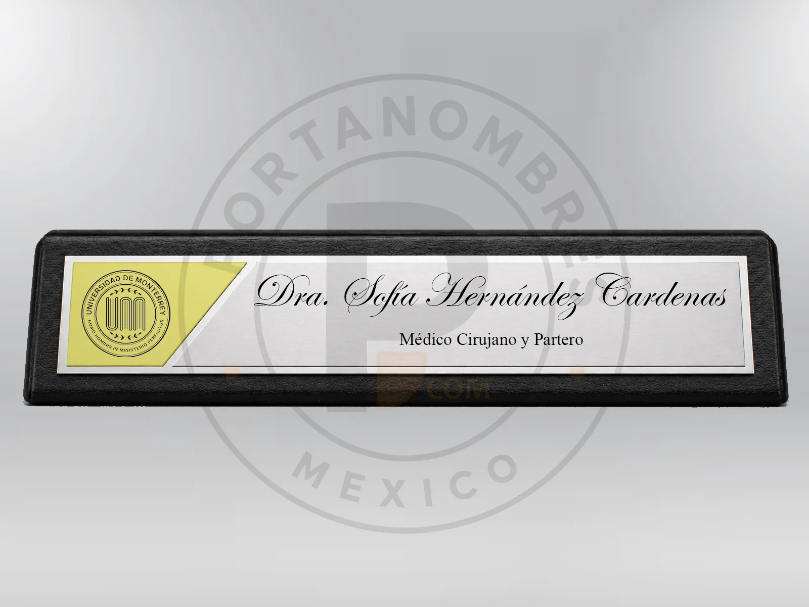 Portanombre personalizado con escudo y detalle de color
