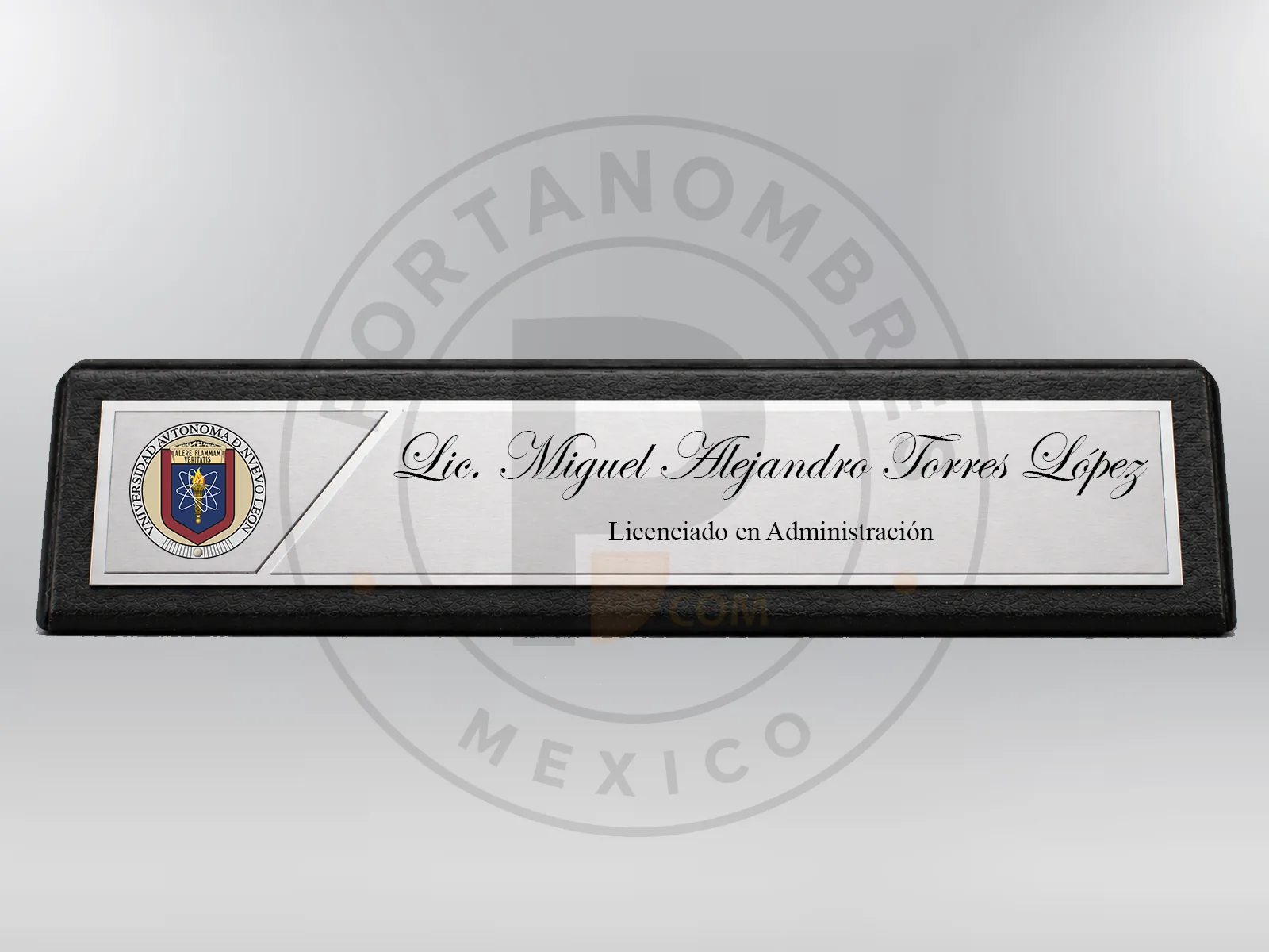Portanombre de madera con placa de aluminio personalizado
