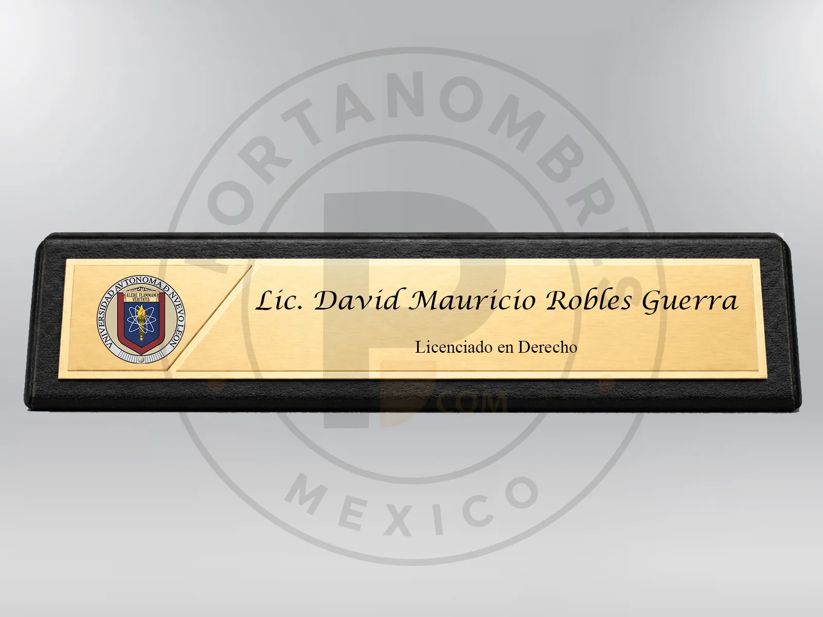 Portanombre de madera negro con placa de aluminio dorado