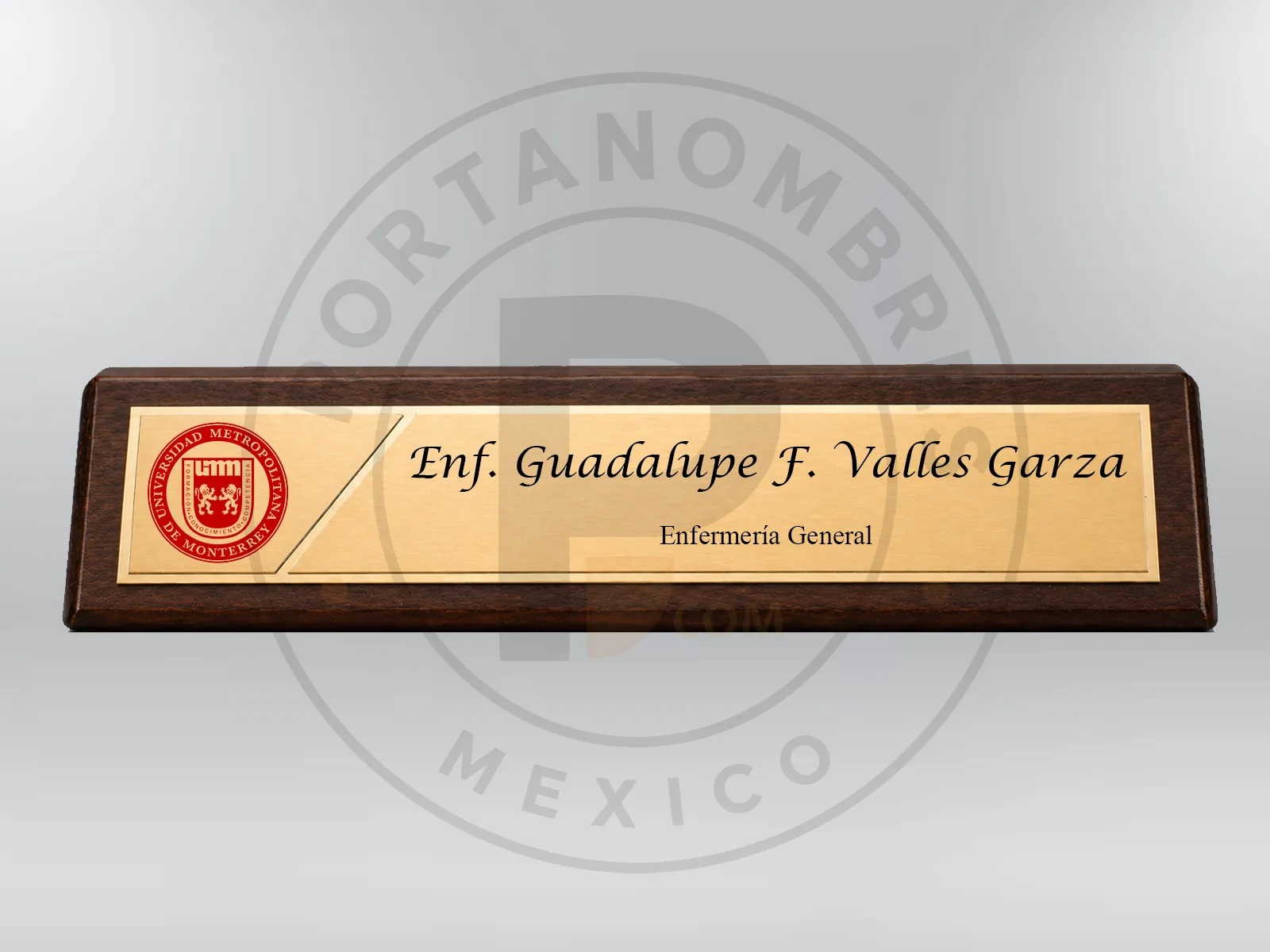 Portanombre de madera nogal con placa de aluminio dorado