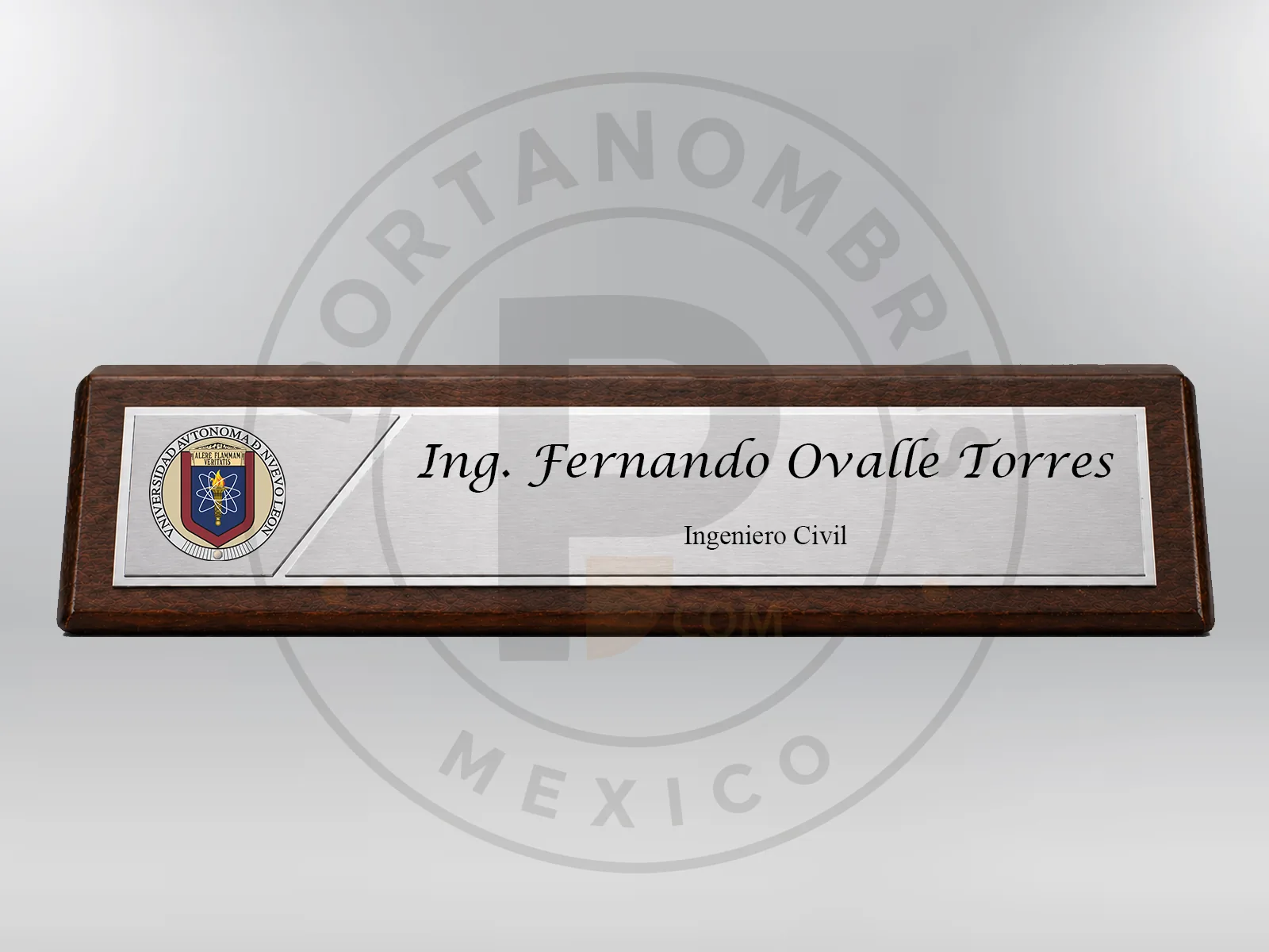 Portanombre de madera nogal con placa de aluminio plata