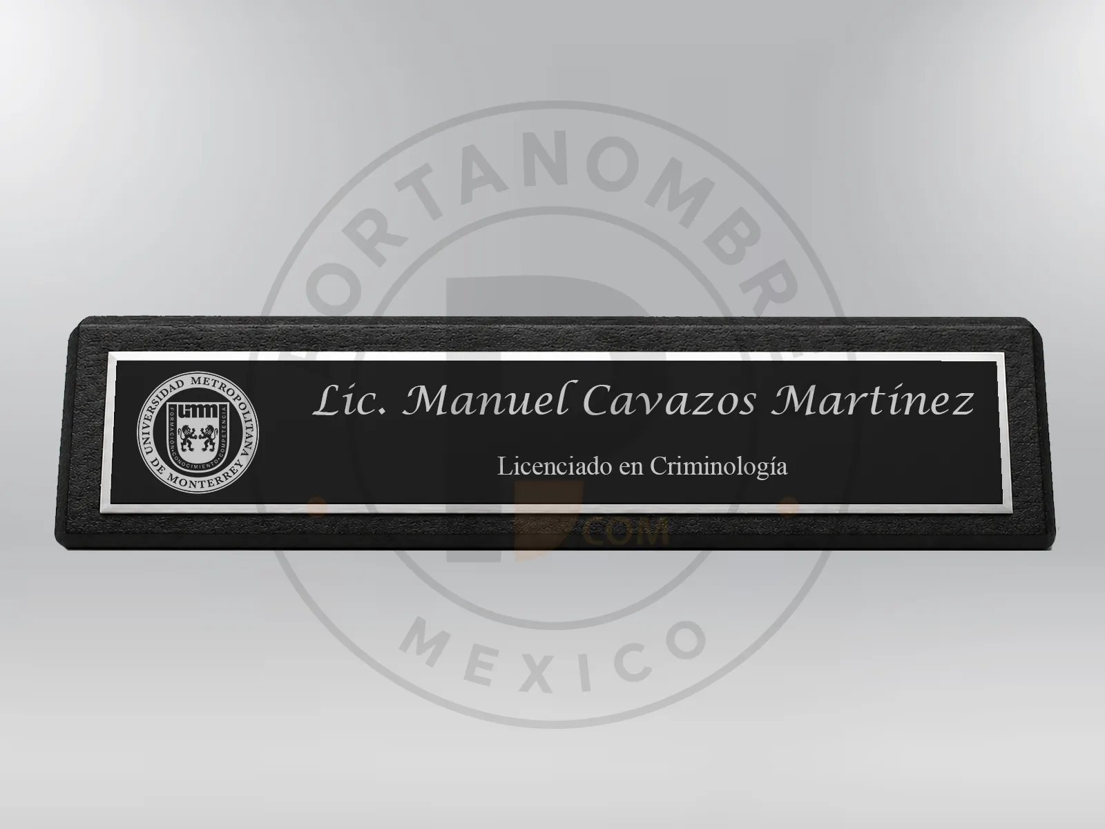 Portanombre negro personalizado con grabado láser